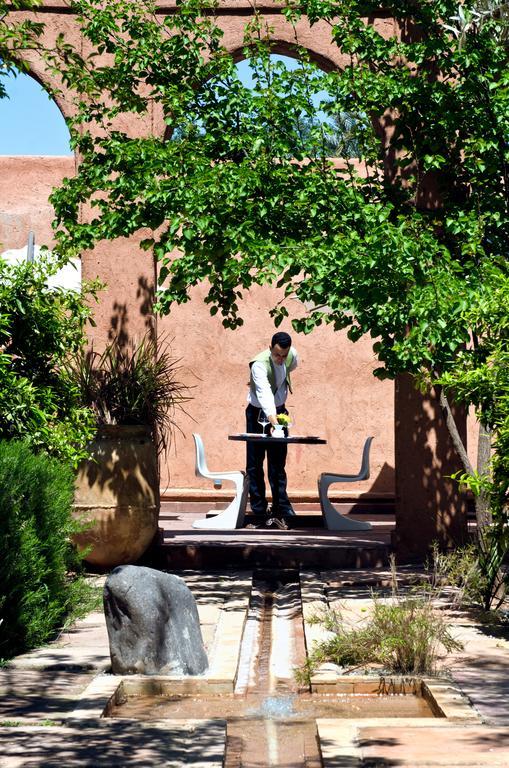 Tigmiza Boutique Hotel & Spa Ouled Jelal Ngoại thất bức ảnh A student studying in the courtyard of the library